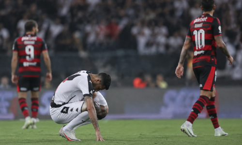 Jogadores do Vasco em campo após derrota para o Flamengo em clássico de 2026