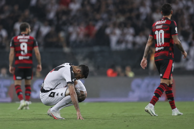 Jogadores do Vasco em campo após derrota para o Flamengo em clássico de 2026