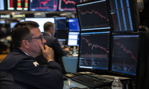 Ações de tecnologia dos EUA em queda, representadas por painel financeiro sem texto em ambiente de mercado.