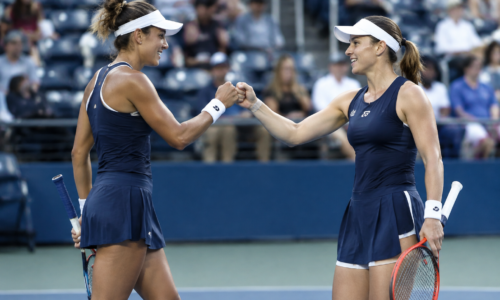 Stefani e Dabrowski comemoram vitória em partida de duplas no WTA de Tóquio.