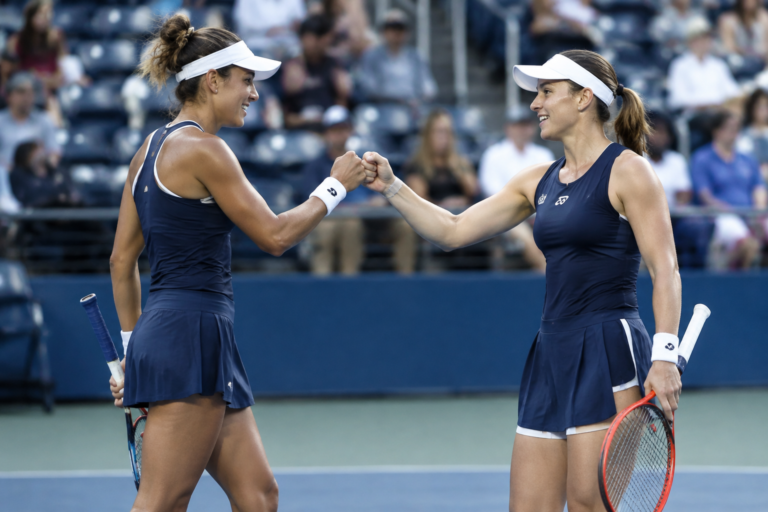 Stefani e Dabrowski comemoram vitória em partida de duplas no WTA de Tóquio.