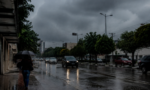 Nuvens carregadas e chuva sobre cidades do Paraná durante alerta de tempestade.