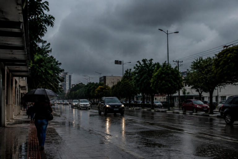 Nuvens carregadas e chuva sobre cidades do Paraná durante alerta de tempestade.