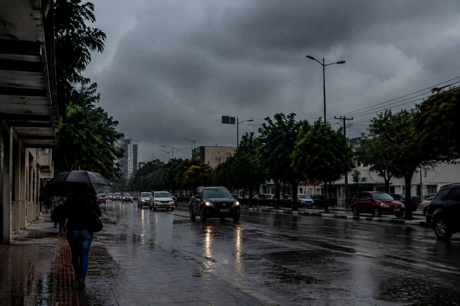 Nuvens carregadas e chuva sobre cidades do Paraná durante alerta de tempestade.