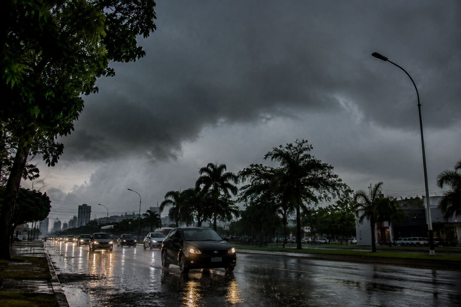 Nuvens carregadas e chuva intensa ilustram alerta do Inmet para várias regiões do Brasil