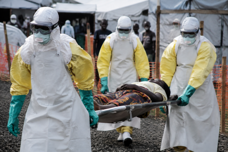 Cena jornalística do surto de Ebola que matou mais de 5 mil na RD Congo.