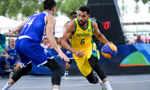 Jogadores disputam partida da AmeriCup de basquete 3x3 em quadra aberta