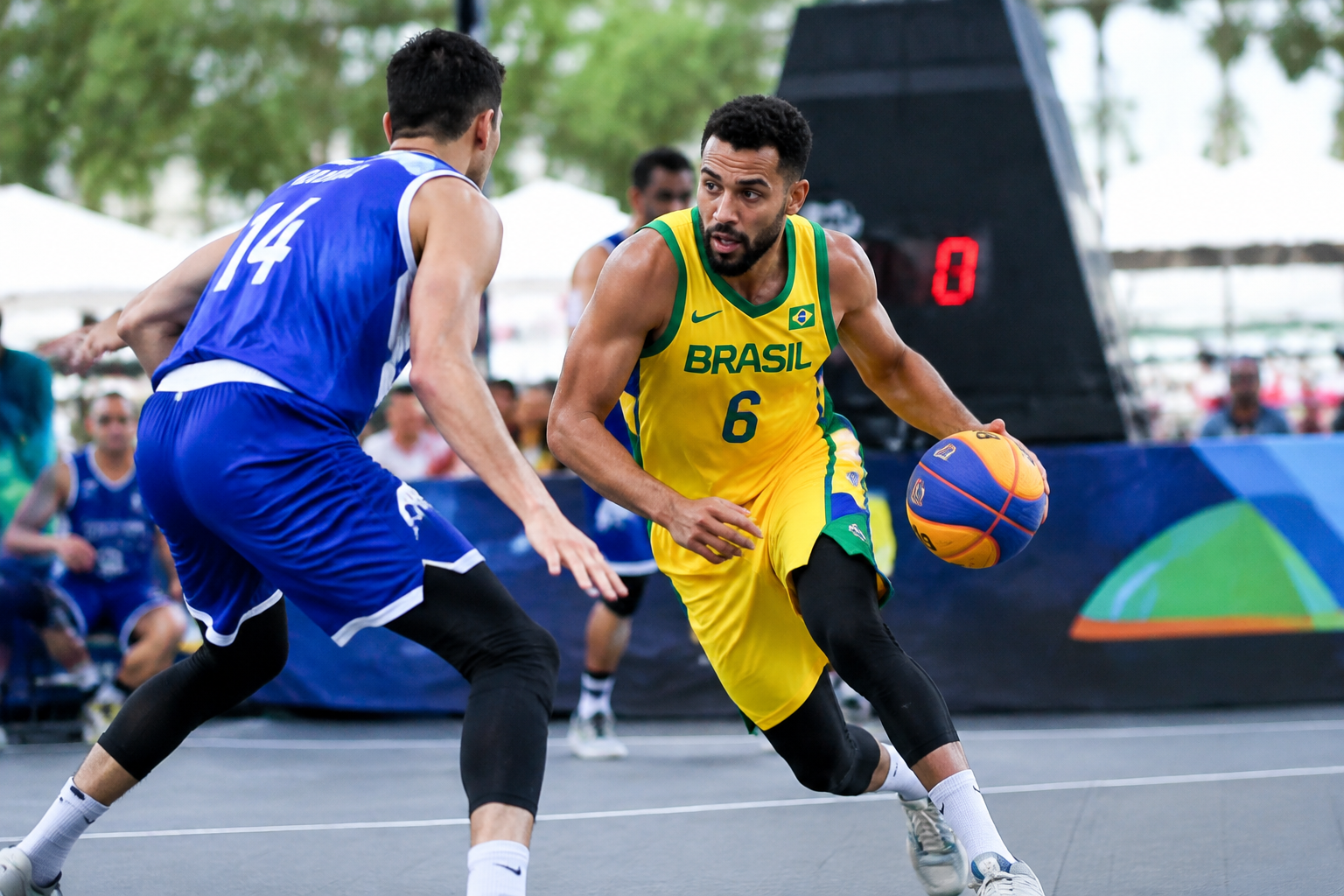 Jogadores disputam partida da AmeriCup de basquete 3x3 em quadra aberta